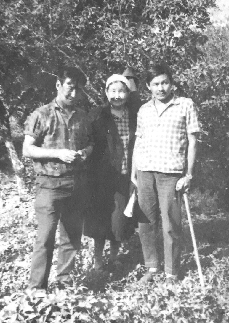 Отец, бабушка Пелагея и дядя Витя Цакиров, наш родственник. Все трое – художники. г.Башанта, 1967 год.